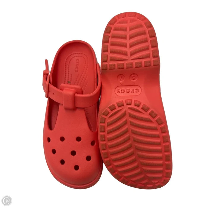Shoes Flats By Crocs In Coral, Size: 7