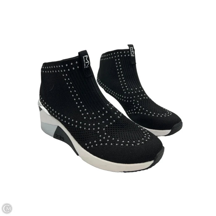 Shoes Sneakers By Skechers In Black & Silver, Size: 8