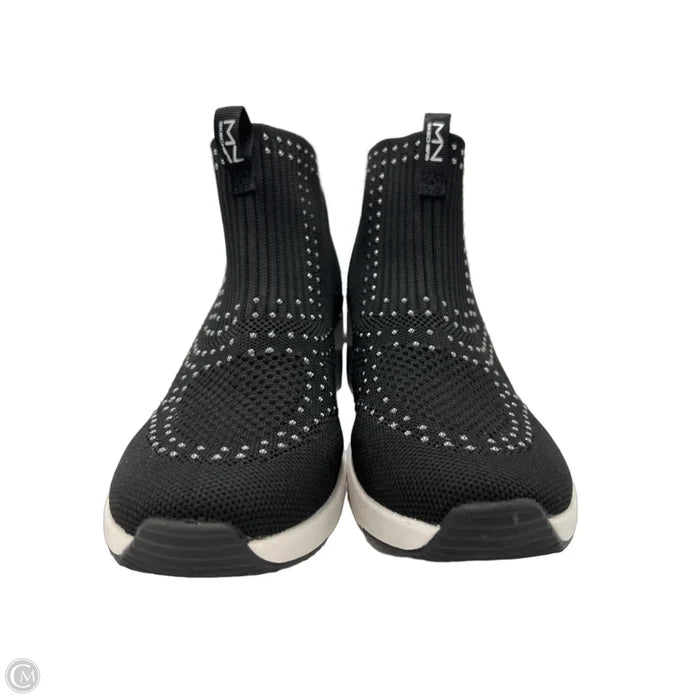 Shoes Sneakers By Skechers In Black & Silver, Size: 8