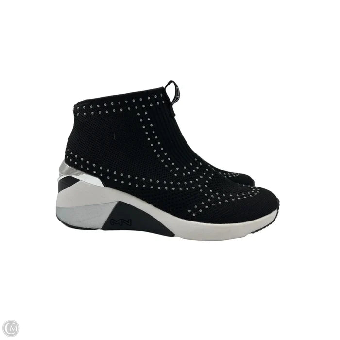 Shoes Sneakers By Skechers In Black & Silver, Size: 8